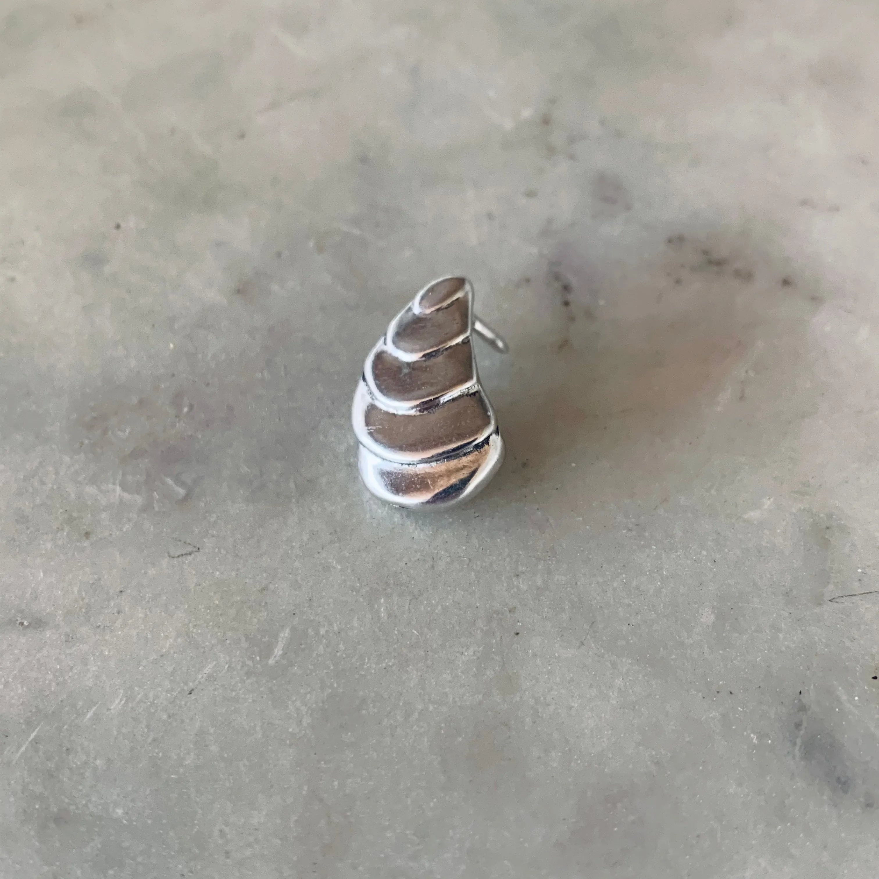 OYSTER TIE/LAPEL PIN